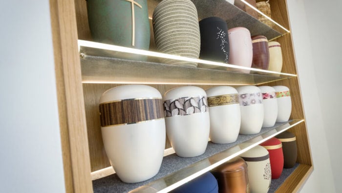 Urnen Im Schrank